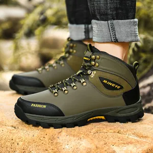 Duurzame hoge olijfgroene outdoor wandelschoenen met antislip rubberen zool en lederen afwerking