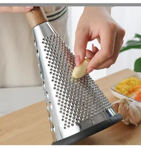 Detailweergave van een roestvrijstalen kegelrasp die wordt gebruikt met knoflook