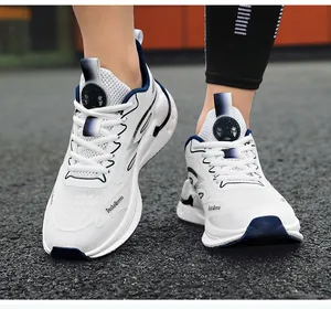 Detailansicht weißer leichter atmungsaktiver Fly-Knit-Laufschuhe für Damen und Herren.