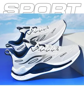 Makrodetail von weiß-blauen atmungsaktiven Strick-Laufschuhen mit stilvollem Sport-Design