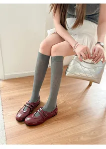 Dunkelrote Mary Jane Halbschuhe im französischen Stil mit Klettverschluss und Socken
