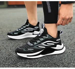 Atmungsaktive Herren Laufschuhe mit dicker Popcorn-Sohle und Fly-Knit-Obermaterial