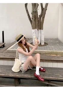 Stylische rote Mary-Jane-Schuhe mit Klettverschluss getragen zu einem lässigen Sommer-Outfit.