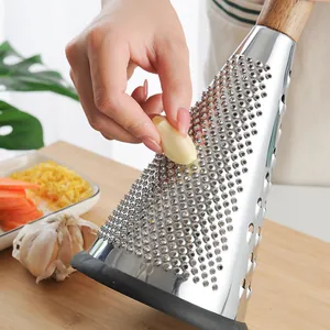 Conische roestvrijstalen kaasrasp met ergonomische houten greep en antislipvoetstuk