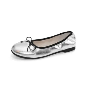 Elegante silberne Metallic-Ballerinas für Damen mit schwarzer Schleife und runder Kappe