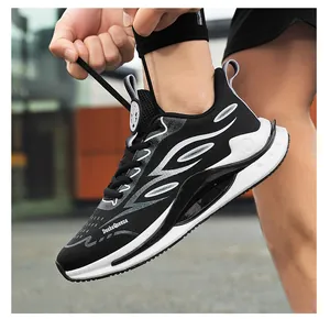 Nahaufnahme eines leichten atmungsaktiven Fly-Woven-Laufschuhs mit Logo-Detail