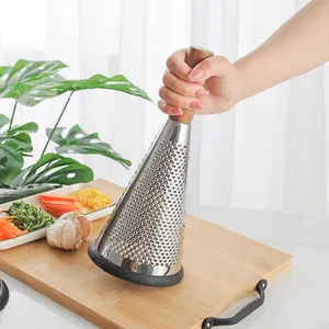 Konische roestvrijstalen kaasrasp met ergonomisch houten handvat en antislipvoetje.