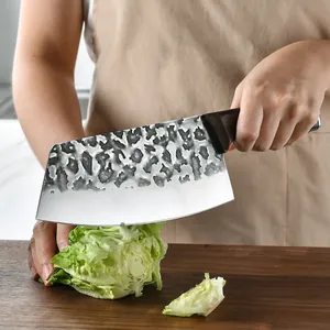 Couteau de chef forgé martelé professionnel pour trancher la viande et les légumes.