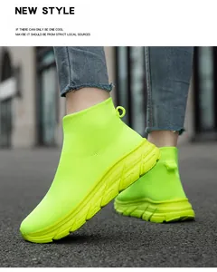 Gros plan de baskets montantes vert néon avec des semelles légères en tricot