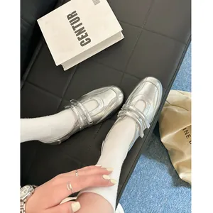 Silberne Mary Jane Ballerinas mit doppeltem Klettverschluss für den Alltag