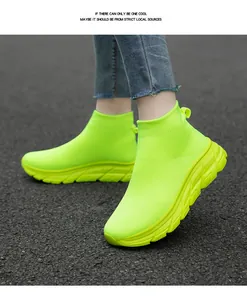Gros plan sur des baskets montantes flyknit vert fluo pour une tenue de sport décontractée