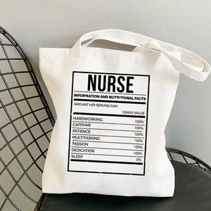 Detailansicht des kreativen Krankenschwester-Aufdrucks auf einer weißen Harajuku Segeltuchtasche