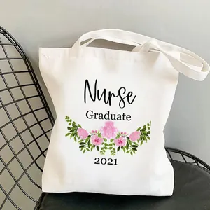 Detailansicht weißer Baumwollbeutel mit Nurse Graduate 2021 Blumendruck