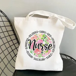 Detailansicht einer weißen Canvas-Tragetasche mit floralem Krankenschwester-Aufdruck