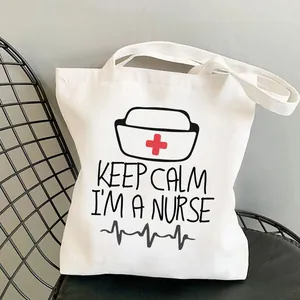 Detailansicht des Aufdrucks 'Keep Calm I'm A Nurse' auf einer weißen Canvas-Tasche.