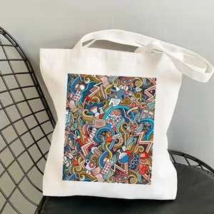 Detailansicht eines bunten Krankenschwester-Drucks auf einer weißen Canvas-Tasche