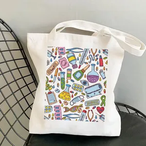 Detailansicht einer weißen Segeltuchtasche mit farbenfrohem medizinischem Cartoon-Muster