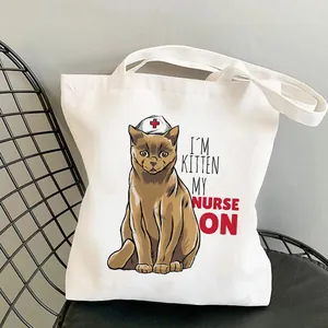 Nahaufnahme des lustigen Krankenschwester-Katzenprints auf einem weißen Stoffbeutel