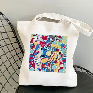 Detailansicht einer weißen Stofftasche mit buntem medizinischem Aufdruck für Pfleger.