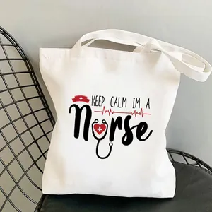 Detailansicht des Keep Calm I m A Nurse Grafikdrucks auf weißer Baumwolltasche aus Segeltuch