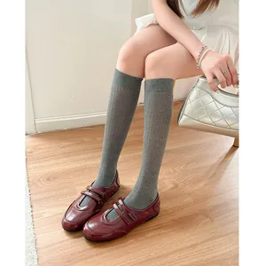 Elegante französische weinrote Mary Jane Schuhe mit doppeltem Klettverschluss am Modell