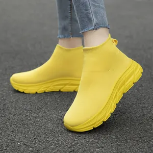 Sneaker a calzino flyknit giallo brillante, leggere per sport e stile casual quotidiano