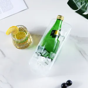 Transparente Eiswürfelform aus Silikon mit Deckel in einer Küchenumgebung gezeigt
