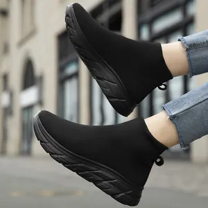 Scarpe a calzino alte nere ultra leggere con tessuto flyknit traspirante e polsini elastici