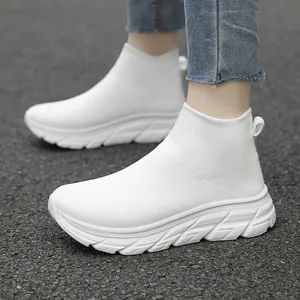 Sneaker a calzino bianche ultraleggere in fly-knit con design elastico slip-on sport