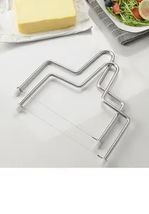 Vue détaillée des trancheuses à fromage et à gâteaux professionnelles en fil inox.