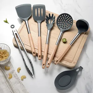 Juego de utensilios de cocina de silicona gris oscuro con mangos de madera y acero inox
