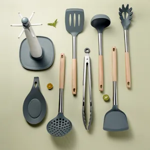 Juego de 8 piezas de utensilios de cocina de silicona gris con mango de madera y soporte