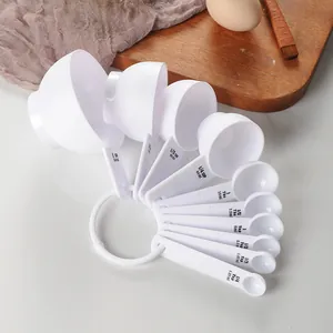 10-delige witte plastic maatbeker- en lepelset met metrische markeringen voor bakken
