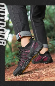 Détail de chaussures de randonnée en maille respirante pour le trekking et le camping