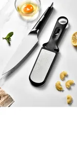 Primer plano de un afilador de cuchillos multifunción 6 en 1 junto a un cuchillo