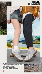 Primo piano di sneaker grigie a punta larga indossate in un ambiente all'aperto