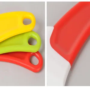 Dettaglio dei manici del raschietto in silicone e bordo bianco flessibile