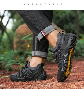 Détail rapproché de chaussures de randonnée en maille respirante en milieu naturel