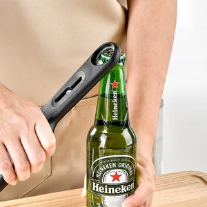 Herramienta de cocina profesional multifuncional 6 en 1 abriendo una botella