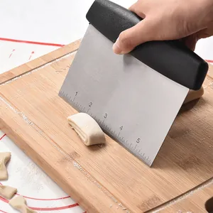 Teigschaber aus Edelstahl mit Skala und ergonomischem Griff zum Backen und Teigschneiden
