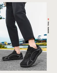 Vista all'aperto di scarpe sportive nere da uomo indossate su una strada asfaltata.
