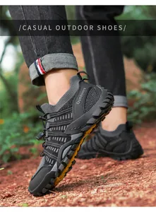 Vue latérale détaillée de chaussures de randonnée en maille respirante lors d'une sortie