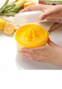 Detailaufnahme einer gelben manuellen Zitruspresse mit Deckel für Zitronen und Orangen