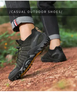Vue rapprochée détaillée de chaussures de randonnée vertes sur un sol rocheux