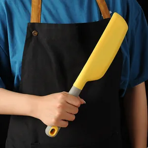 Hitzebeständiger gelber Silikonspatel für professionelles Backen und Kuchendekoration