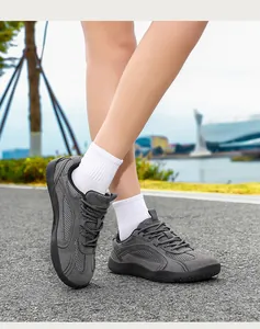 Primo piano di sneakers GAT grigie da uomo con mesh traspirante indossate dal modello