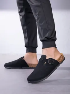 Mules classiques en daim noir avec semelle en liège et bride à boucle ajustable