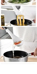 Detalle del servidor de pasta y el cucharón de silicona en una escena de cocina real