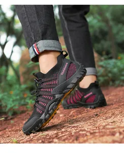 Vue détaillée de chaussures de randonnée en mesh respirant sur un sentier forestier.