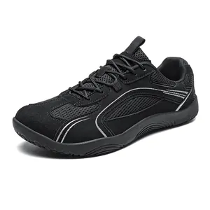 Scarpe sportive casual da uomo nere con mesh traspirante e design con comoda punta larga